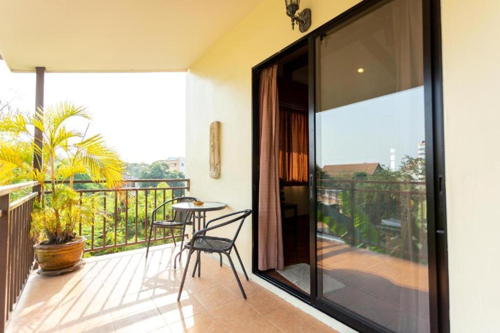 Chang Charlie Inn, Boutique Jomtien Beach Exterior photo